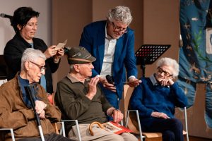 Un momento della consegna della Costituzione ai diciottenni di Montà