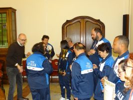 Il presidente Robaldo consegna le medaglie agli atleti dell'ASD Le Nuvole