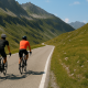 Cicloturisti lungo una strada di montagna