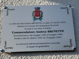 La targa apposta sulla casa Brunetto