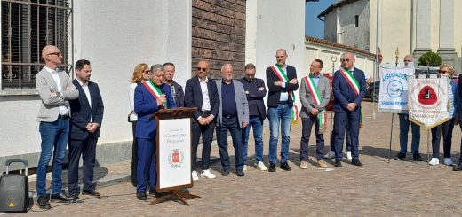Un momento dell'inaugurazione del cippo dedicato ad Andrea Brunetto