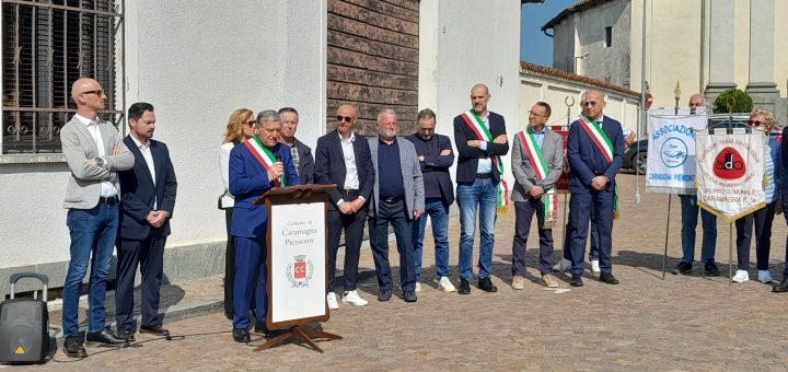 Un momento dell'inaugurazione del cippo dedicato ad Andrea Brunetto