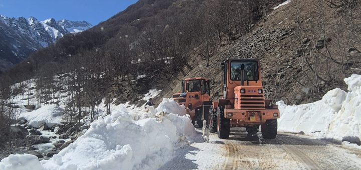 I lavori di sgombero neve sulla sp 301 per San Giacomo di Entracque