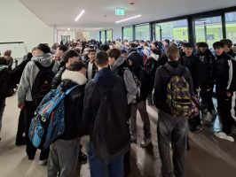 L'ingresso degli alunni durante il primo giorno nella nuova sede del Baruffi