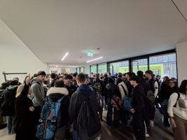 L'ingresso degli alunni durante il primo giorno nella nuova sede del Baruffi