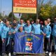 I giocatori dell'Over 50 Football Club Provincia Granda con la bandiera della Provincia per le strade di Manchester