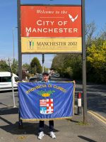 La bandiera della Provincia di Cuneo "in trasferta" a Manchester