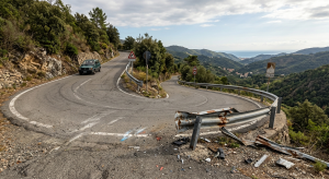 Un guardrail danneggiato dopo un incidente stradale