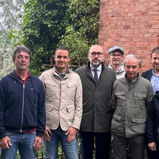 Foto di gruppo durante la consegna del primo lotto dei lavori relativi al ponte di Pollenzo