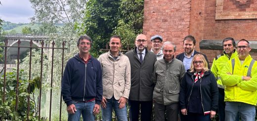 Foto di gruppo durante la consegna del primo lotto dei lavori relativi al ponte di Pollenzo