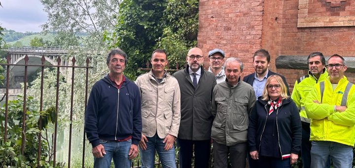 Foto di gruppo durante la consegna del primo lotto dei lavori relativi al ponte di Pollenzo