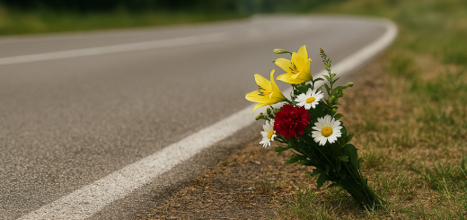 Un mazzo di fiori deposto a bordo strada, a memoria delle vittime degli incidenti stradali