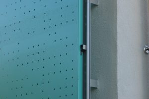 I lavori di posa dei pannelli sulla facciata del liceo "Ego Bianchi"