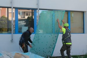 I lavori di posa dei pannelli sulla facciata del liceo "Ego Bianchi"