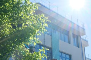 I lavori di posa dei pannelli sulla facciata del liceo "Ego Bianchi"