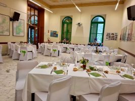 L’aula magna Cinzia Benedetto della scuola forestale di Ormea allestita per la cena di gala