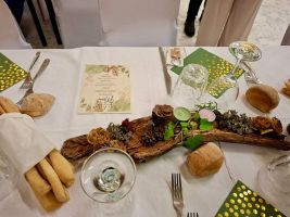 Un momento della cena di gala presso l’aula magna Cinzia Benedetto della scuola forestale di Ormea