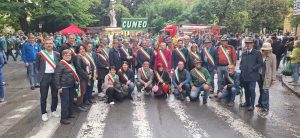 I sindaci cuneesi presenti a Genova all'adunata degli Alpini 2026 (foto tratta dal web)