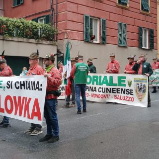 La sfilata della sezione Ana di Cuneo "Divisione alpina cuneense" a Genova per l’adunata degli Alpini 2026