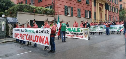 La sfilata della sezione Ana di Cuneo "Divisione alpina cuneense" a Genova per l’adunata degli Alpini 2026