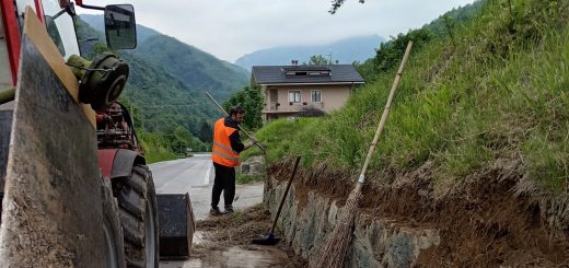 La pulizia delle cunette sulla sp 23 effettuata dai cantonieri del Comune di Monterosso Grana