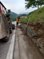 La pulizia delle cunette sulla sp 23 effettuata dai cantonieri del Comune di Monterosso Grana