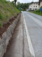 La pulizia delle cunette sulla sp 23 effettuata dai cantonieri del Comune di Monterosso Grana