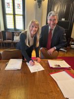 La firma del protocollo da parte della consigliera Casale
