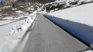 La sp 255 del Colle della Lombarda dopo i lavori di sgombero neve