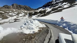 La sp 255 del Colle della Lombarda dopo i lavori di sgombero neve