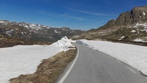La sp 255 del Colle della Lombarda dopo i lavori di sgombero neve