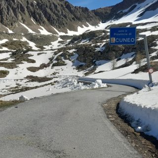 La sp 255 del Colle della Lombarda dopo i lavori di sgombero neve