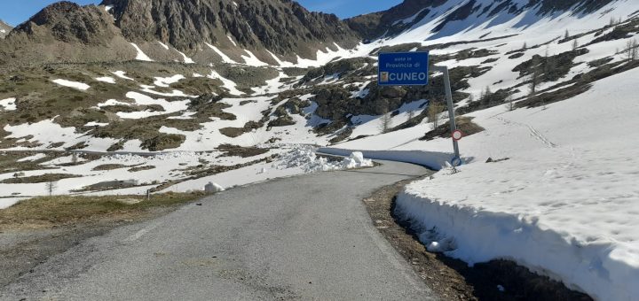 La sp 255 del Colle della Lombarda dopo i lavori di sgombero neve