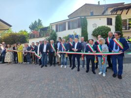 Il taglio del nastro della nuova piazza “Massimo Bertolino” di Bastia Mondovì