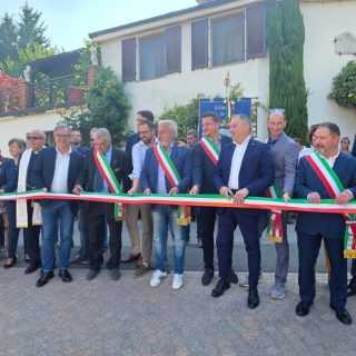 Il taglio del nastro della nuova piazza “Massimo Bertolino” di Bastia Mondovì