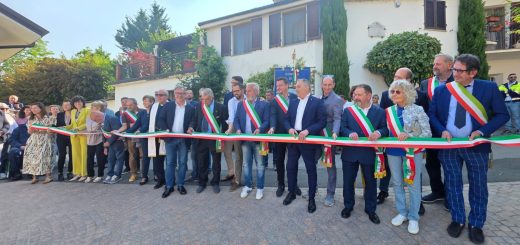 Il taglio del nastro della nuova piazza “Massimo Bertolino” di Bastia Mondovì