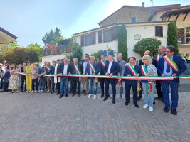 Il taglio del nastro della nuova piazza “Massimo Bertolino” di Bastia Mondovì