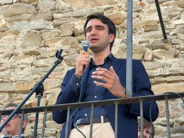 L'intervento del consigliere Danna durante l'inaugurazione della piazza “Massimo Bertolino” a Bastia Mondovì