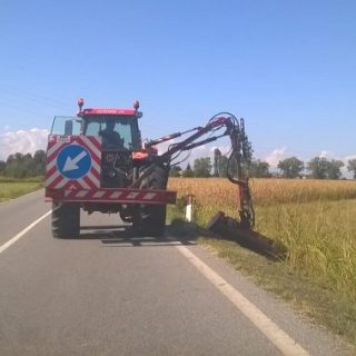 Attività di sfalcio lungo le strade provinciali (foto Vallauri - Uff. Stampa