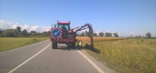 Attività di sfalcio lungo le strade provinciali (foto Vallauri - Uff. Stampa