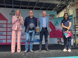 L'intervento della consigliera Casale sul palco del giro d'Italia women