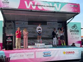 La consigliera Casale sul palco durante le premiazioni