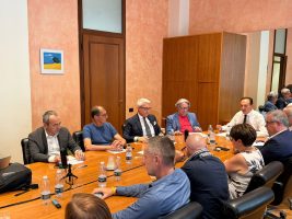 La foto rappresenta il tavolo della riunoine con il Presidente Cirio Cirio al Comitato