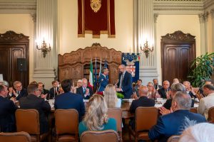Il saluto tra il presidente Robaldo e il prefetto Savastano (foto di Paolo Leone)
