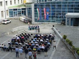 La cerimonia di consegna delle medaglie nel cortile della Provincia