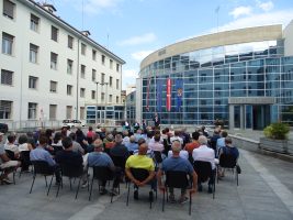 La cerimonia di consegna delle medaglie nel cortile della Provincia
