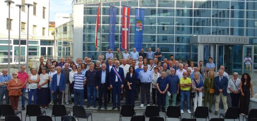La cerimonia di consegna delle medaglie nel cortile della Provincia