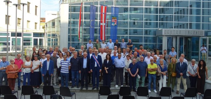 La cerimonia di consegna delle medaglie nel cortile della Provincia