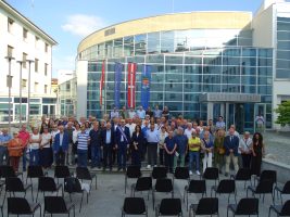 La cerimonia di consegna delle medaglie nel cortile della Provincia