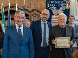 La consegna della pergamena a Roberto Gagna, storico presidente del Coordinamento territoriale dei volontari di Protezione Civile (foto di Paolo Leone)
